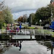 Stronkenfrees in Nootdorp, rijdend over een brug naar het werkplek.