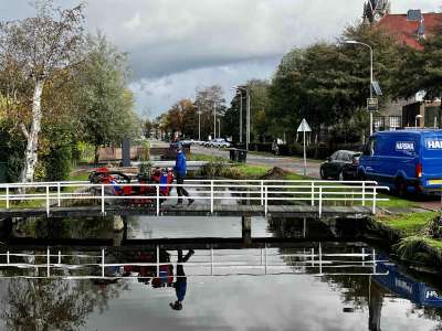 Stronkenfrees in Nootdorp, rijdend over een brug naar het werkplek.
