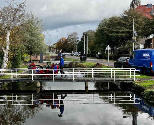 Stronkenfrees in Nootdorp, rijdend over een brug naar het werkplek.