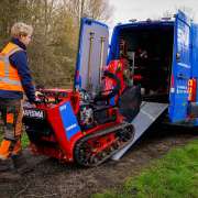 Stobbenfrees in de bus Stobbenfrees wordt de bus ingereden, na het verwijderen van een boomstronk in het bos.