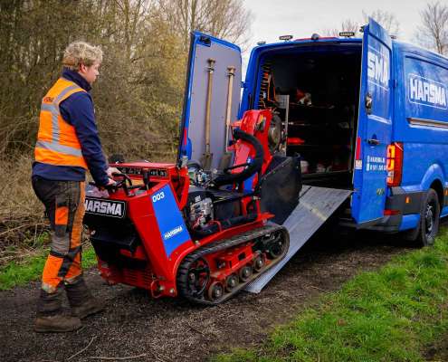 Stobbenfrees wordt de bus ingereden, na het verwijderen van een boomstronk in het bos.