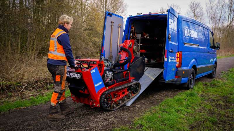 Stobbenfrees wordt de bus ingereden, na het verwijderen van een boomstronk in het bos.