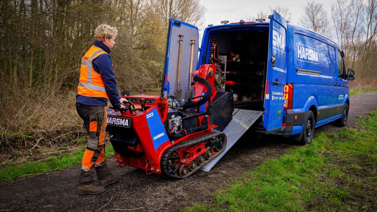 Stobbenfrees wordt de bus ingereden, na het verwijderen van een boomstronk in het bos.