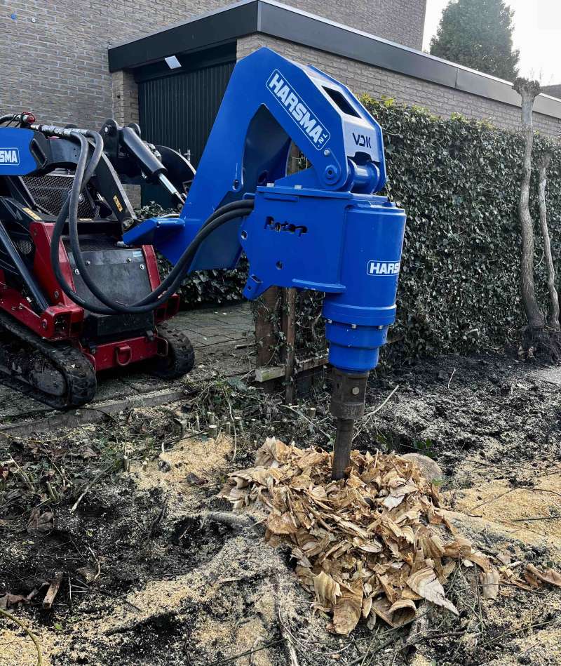Sinds kort beschikt Harsma over een stronkenboor, wat aangedreven wordt door ons smalle rupsvoertuig. Werk in uitvoering.