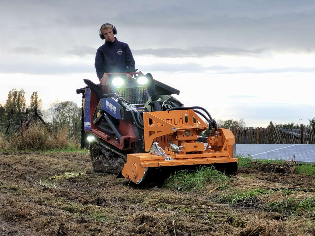 Maaiwerk in uitvoering met de front klepelmaaier
