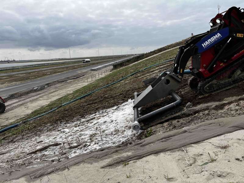Voor het spoelen van de dijken in Rotterdam wordt ons rupsvoertuig, uitgerust met een spoelbuis gebruikt.