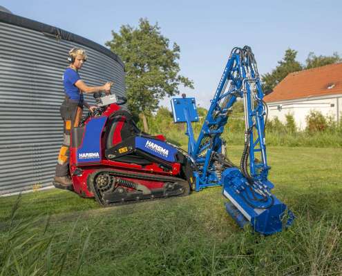Nieuw bij Harsma: Een rupsvoertuig, uitgerust met een maaiarm die in opdracht voor Harsma gemaakt is.