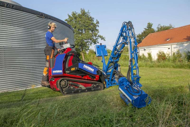 Nieuw bij Harsma: Een rupsvoertuig, uitgerust met een maaiarm die in opdracht voor Harsma gemaakt is.
