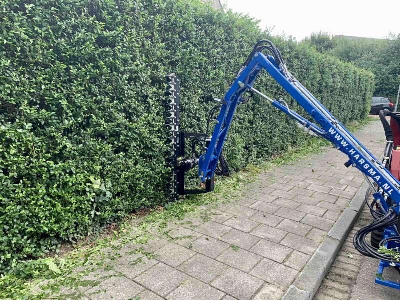 Werk in uitvoering, snoeien met het rupsvoertuig, uitgerust met een vingerbalk.