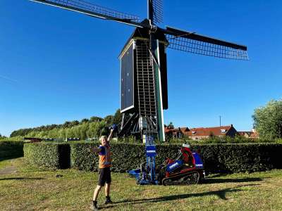 Snoeironde in Brielle afgerond met onze rupsvoertuig, uitgerust met een mulchmaaidek.