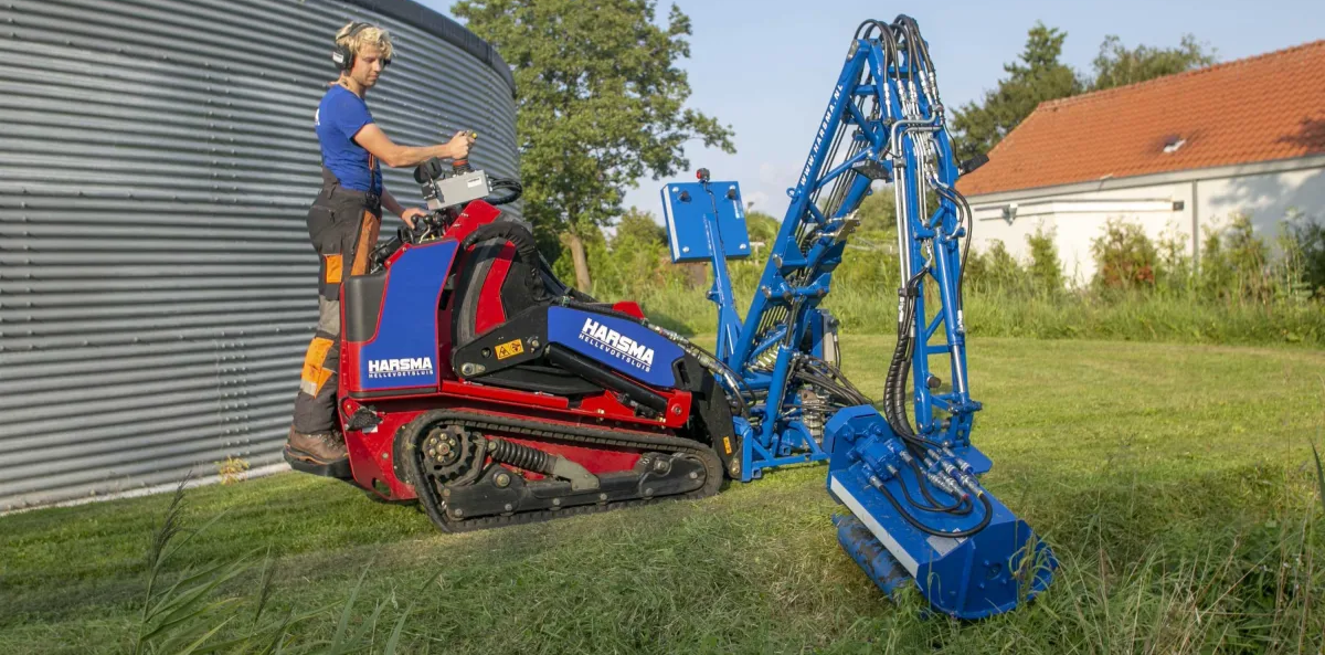 Nieuw bij Harsma: Een rupsvoertuig, uitgerust met een maaiarm die in opdracht voor Harsma gemaakt is.