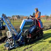 Werk in uitvoering: Maaikorven van een sloot in Hellevoetsluis met ons smalle rupsvoertuig
