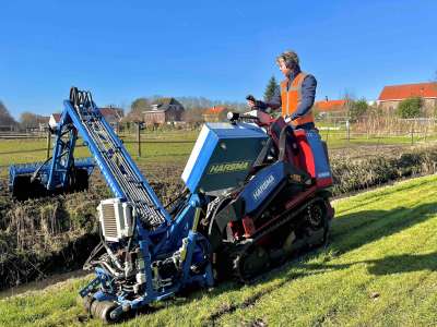 Werk in uitvoering: Maaikorven van een sloot in Hellevoetsluis met ons smalle rupsvoertuig