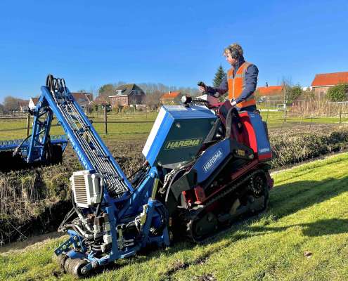Werk in uitvoering: Maaikorven van een sloot in Hellevoetsluis met ons smalle rupsvoertuig