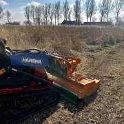 Werk in uitvoering; Het klepelen van een moerassig gebied, met onze rupsvoertuig