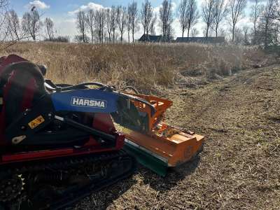 Werk in uitvoering; Het klepelen van een moerassig gebied, met onze rupsvoertuig