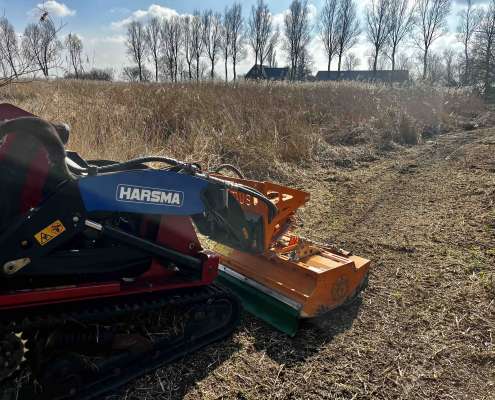 Werk in uitvoering; Het klepelen van een moerassig gebied, met onze rupsvoertuig