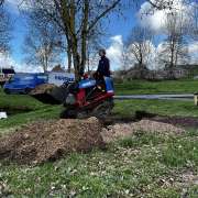 Machinaal opruimen van houtpulp Machinaal opruimen van houtpulp in Spijkenisse.