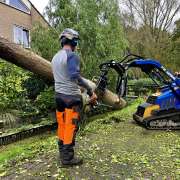 Rupsvoertuig met roterende houtklem Rupsvoertuig met roterende houtklem als aanvulling voor de Boomverzorger.