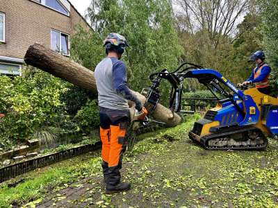 Rupsvoertuig met roterende houtklem als aanvulling voor de Boomverzorger.