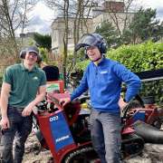 Boomstronk verwijderen in een achtertuin in Rotterdam, door het gebruik van een stronkenfrees machine, samen met een collega hoveniersbedrijf.