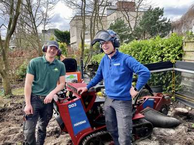 Boomstronk verwijderen in een achtertuin in Rotterdam, door het gebruik van een stronkenfrees machine, samen met een collega hoveniersbedrijf.