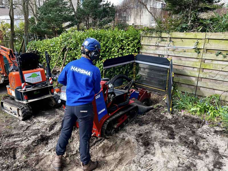 Boomstronk verwijderen in een achtertuin in Rotterdam, door het gebruik van een stronkenfrees machine.