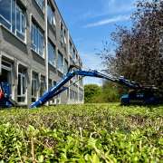Blokhaag snoeien, met een mulchmaaidek Het snoeien van een diepe blokhaag, met een mulch-/ maaidek.