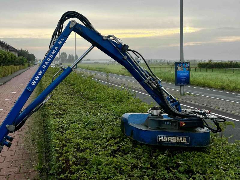 Snoeiwerkzaamheden in Nootdorp, op de vroege ochtend.